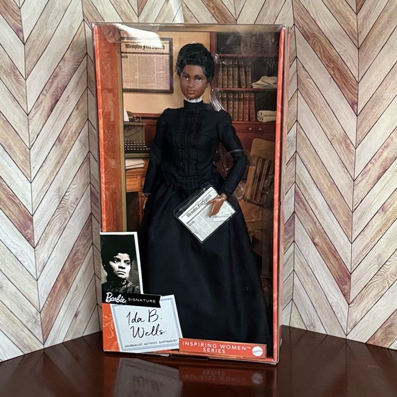 Barbie Signature-Inspiring Women’s Series “Ida B. Wells” Collector doll - Picture 3 of 6